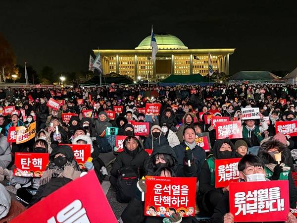 ▲7일 오후 국민의힘 의원들이 윤석열 대통령 탄핵소추안 표결을 앞두고 집단으로 국회 본회의장을 빠져나가자 국회 앞 국회대로에서 이를 생중계로 지켜보던 시민들은
