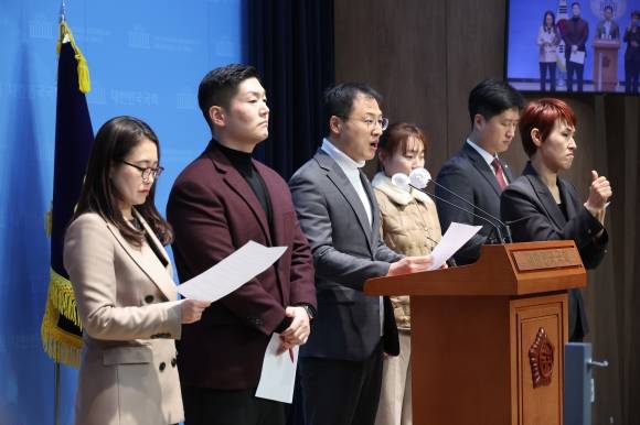 국민의힘 소장파 의원들이 지난 5일 국회 소통관에서 대통령 임기 단축 개헌 등을 제안하는 기자회견을 하고 있다. 2024.12.5 연합뉴스