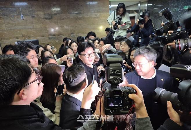 6일 오전 국민의힘 한동훈 당 대표가 대표실에서 나오고 있다. 사진 | 이상배 전문기자