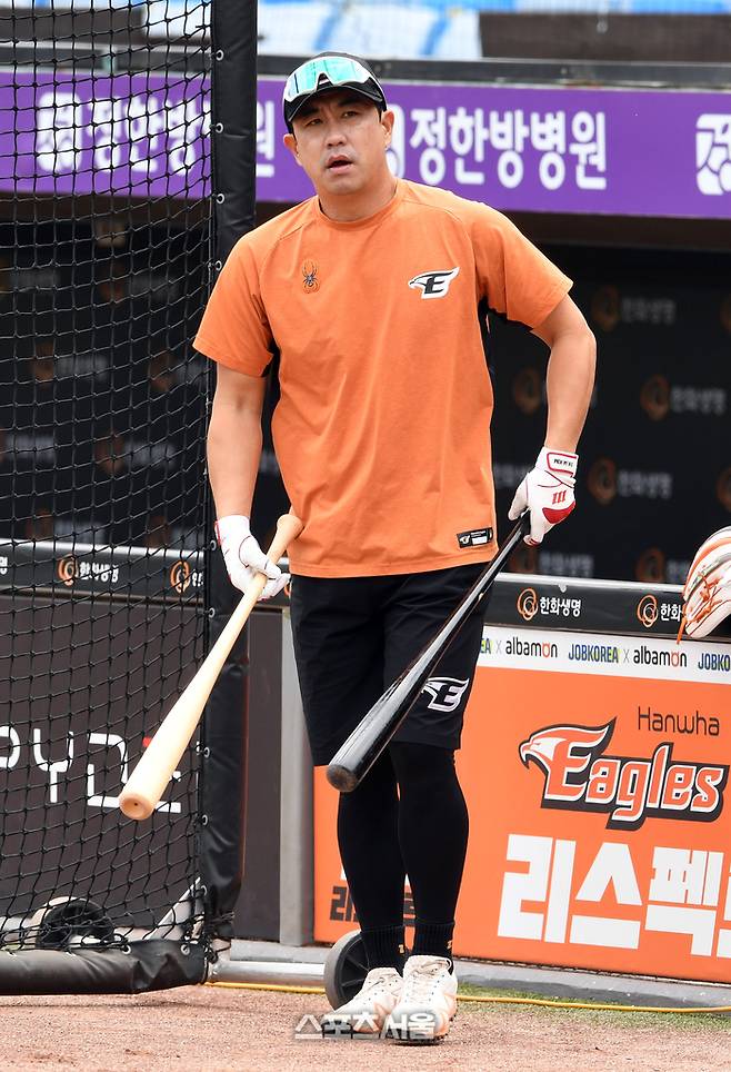 한화 이글스 김강민이 타격 훈련을 위해 그라운드로 나가고 있다. 사진 | 박진업 기자 upandup@sportsseoul.com
