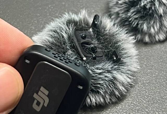 DJI 마이크 미니 송신기 윈드스크린 탈부착부 (사진=지디넷코리아 신영빈 기자)