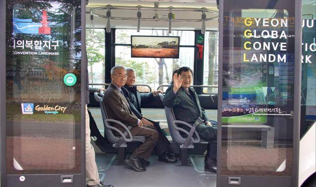 주낙영 경북 경주시장이 지난 6일 경주시 자율주행 셔틀버스에 탑승해 손을 흔들고 있다. 주낙영 시장 페이스북 캡처