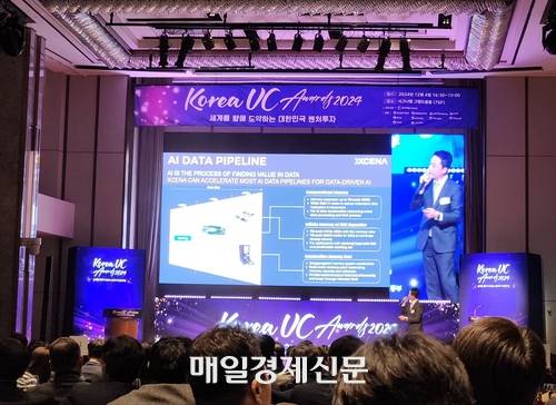 4일 한국벤처투자가 올해의 투자기업으로 선정한 엑시나㈜(옛 메티스엑스) 김진영 대표가 AI 데이터 처리와 가속에 필수적인 메모리칩과 CXL 기반 메모리 솔루션 개발에 대해 설명하고 있다. 이한나 기자