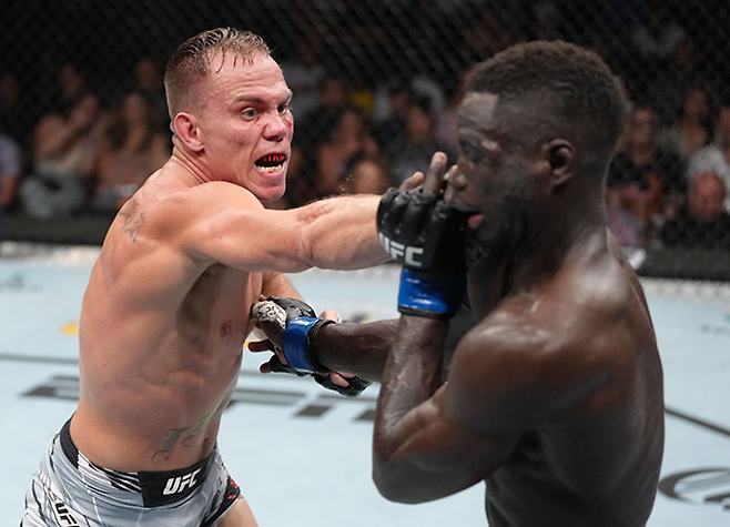 네이트 랜드웨어(왼쪽)가 2022년 8월 코-메인이벤트에서 UFC 3승째를 거두고 있다. 데이비드 오나마한테 판정 2-1로 이긴 경기는 대회 최우수 경기로 선정됐다. 사진=TKO