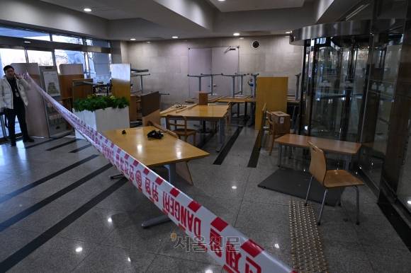 4일 국회 본관3문 출입구에 국회 관계자들이 계엄군 진입을 막기 위해 바리케이드로 사용한 물품들이 쌓여 있다. 2024.12.4안주영 전문기자