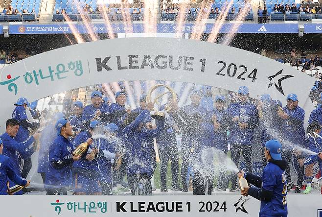 샴페인 세리머니 하는 울산 HD
(울산=연합뉴스) 김용태 기자 = 23일 울산 문수축구경기장에서 하나은행 K리그1 2024 우승팀인 울산 HD 선수들이 샴페인을 터뜨리며 환호하고 있다. 2024.11.23