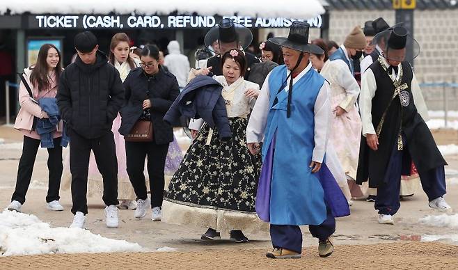 서울 종로구 경복궁에서 한복을 입은 외국인 관광객들이 발걸음을 옮기고 있다. 사진=뉴스1