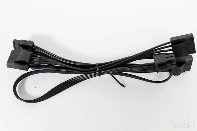 ▲ 4핀 MOLEX 케이블 x4