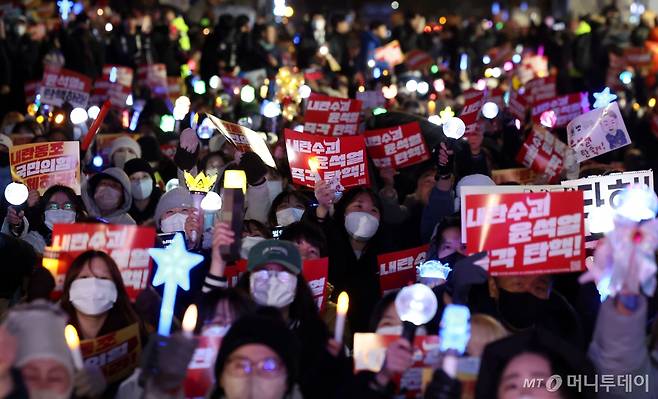 9일 서울 여의도 국회 앞에서 시민들이 윤석열 대통령 탄핵을 촉구하고 있다. /사진=뉴시스