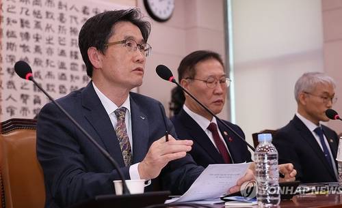 9일 오후 서울 여의도 국회에서 비상계엄 사태와 관련해 윤석열 대통령 등의 내란 혐의를 규명할 상설특검 수사요구안 등을 심사ㆍ의결하기 위해 열린 법제사법위원회 전체회의에서 오동운 공수처장이 의원 질의에 답하고 있다. ⓒ 연합뉴스