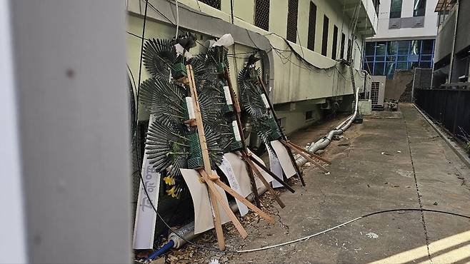 10일 오후 대구 수성구 국민의힘 대구시당 뒷 건물에 시민들이 보낸 화환들이 숨겨져 있다. 김규현 기자
