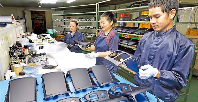 경기 화성시의 한 자동차 부품 제조업체에서 외국인 근로자들이 검수 작업을 하고 있다. 임대철 기자