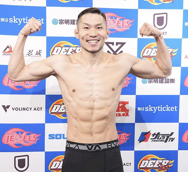 대한민국 UFC 14호 파이터 손진수가 DEEP 123 Impact 계체 통과 후 기념 촬영을 하고 있다.