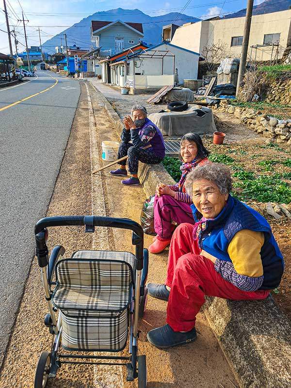 햇빛 바라기 하는 마을 노인들.