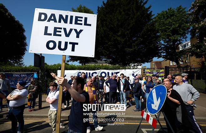 ▲ 다니엘 레비 토트넘 홋스퍼 회장에 대한 팬들의 분노는 점점 더 커지고 있다. 투자하지 않는다는 비판이 쏟아지고 있지만, 선수단 보강보다 토트넘 홋스퍼 스타디움 활용도 높이기나 마케팅에 더 치중, 본질을 벗어나고 있다는 지적이다.
