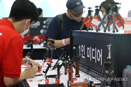 1인 미디어 장비에 관심 (서울=연합뉴스) 강민지 기자 = 15일 서울 강남구 코엑스에서 열린 사진ㆍ영상 기자재 전문 전시회 '제31회 서울국제사진영상전'(P&I 2022)에서 참관객들이 1인 미디어 관련 장비를 살펴보고 있다. 2022.6.15
mjkang@yna.co.kr