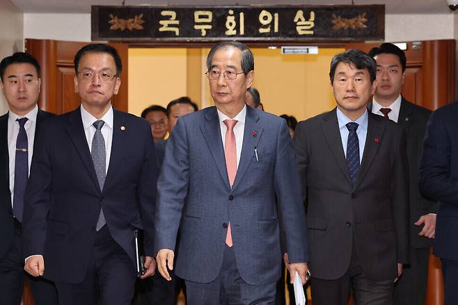 윤석열 대통령이 지난 3일 밤 내렸던 비상계엄이 해제된 4일 오전 서울 종로구 정부서울청사 국무회의실에서 현안 관련 긴급회의를 마친 한덕수 국무총리 등 국무위원들이 나오고 있다. 김영원 기자 forever@hani.co.kr
