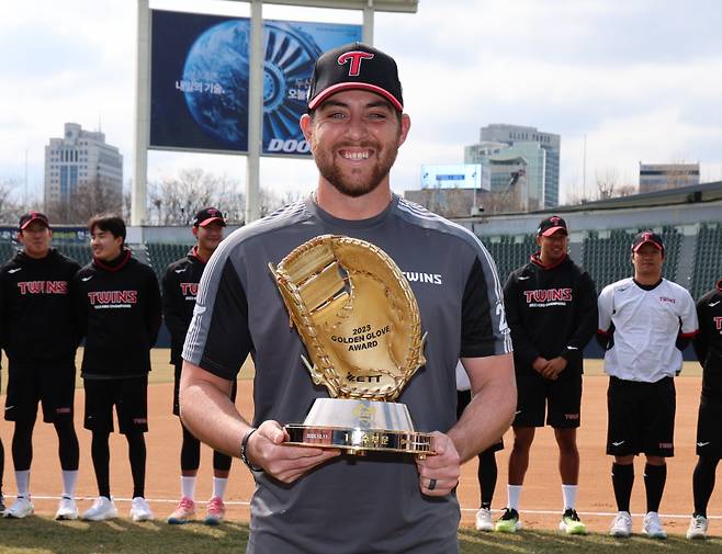 오스틴이 지난 3월 잠실야구장에서 구단으로부터 골든글러브를 건네받은 뒤 활짝 웃고 있다. 사진=LG 제공