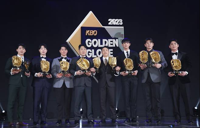 2023 KBO 골든글러브 시상식에서 각 부문 수상자들이 함께 포즈를 취하고 있다. 지난해 오스틴과 에릭 페디(투수 부문)이 불참했다. 김민규 기자 mgkim1@edaily.co.kr /2023.12.11/