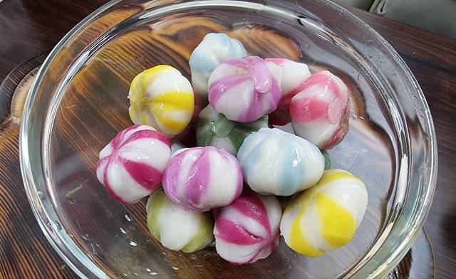 알록달록한 색감의 꿀떡을 준비했다.