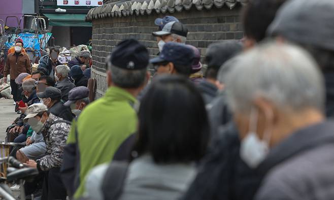 서울 종로구 탑골공원에서 노인들이 무료급식을 받기 위해 기다리고 있다. 최상수 기자