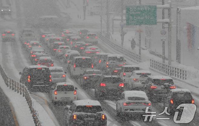 전국 곳곳에 최대 20㎝ 이상의 많은 눈이 내린 11월 27일 경기 수원시 팔달구 경수대로 일대에서 차량이 서행하고 있다. 2024.11.27/뉴스1 ⓒ News1 김영운 기자