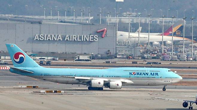 11일 인천공항 계류장 및 활주로에 대한항공과 아시아나 비행기의 모습이 보이고 있다. /뉴스1