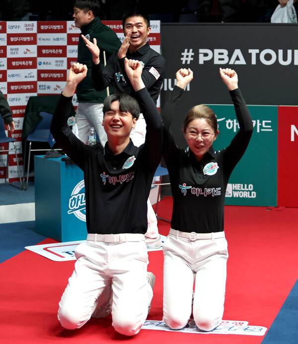 프로당구 PBA 선수들이 팬들을 위해 벌 서는 동작을 취하고 있다. PBA 제공