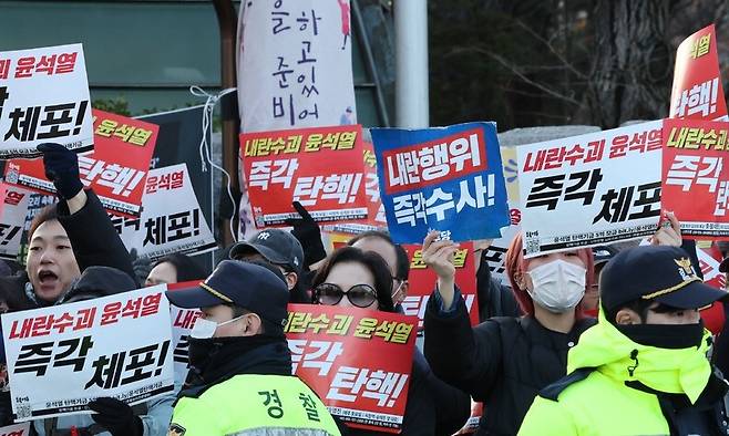 6일 오후 서울 여의도 국회 앞에서 시민들이 손팻말을 들고 윤석열 대통령 즉각 체포를 촉구하고 있다. 김영원 기자 forever@hani.co.kr