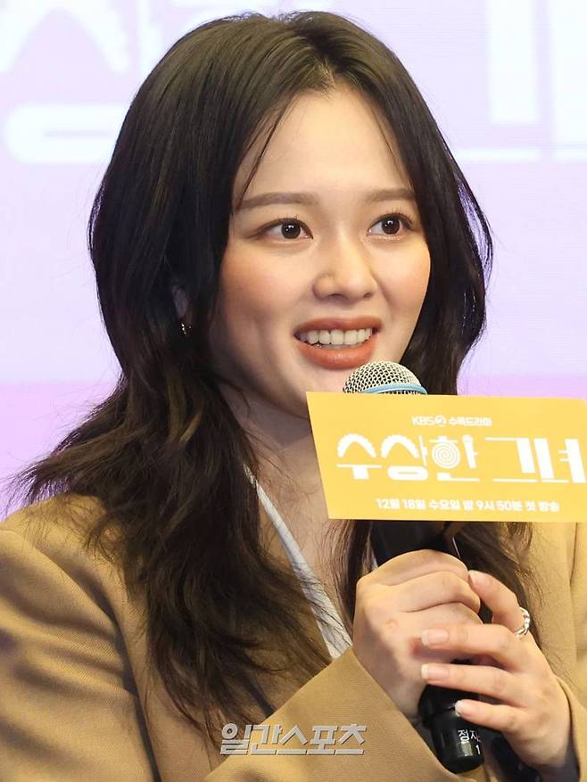 배우 정지소가 12일 오전 서울 마포구 스탠포드호텔에서 열린 KBS2 수목드라마 '수상한 그녀' 제자발표회에 참석해 인사말을 하고 있다. '수상한 그녀'는 할머니 오말순이 하루아침에 스무 살 오두리로 변하게 된 뒤 다시 한번 빛나는 전성기를 즐기는 로맨스 음악 성장 드라마. 18일 밤 9시 50분 첫 방송. 서병수 기자 qudtn@edaily.co.kr /2024.12.12/