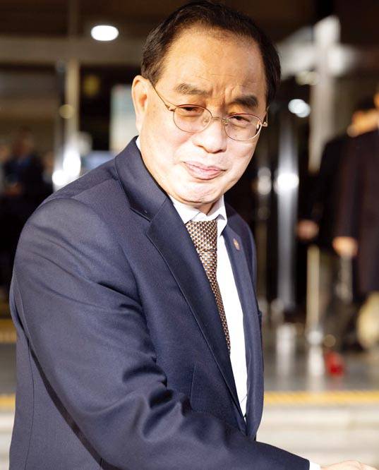 당선무효형이 확정된 하윤수 부산시교육감이 12일 오후 입장을 밝힌 뒤 시교육청을 떠나고 있다. 전민철 기자