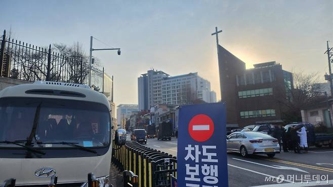 11일 오후 4시 용산 대통령실 오르막길 입구 쪽에 삼엄한 분위기 속에서 출입이 제한되고 있다./사진=송정현 기자
