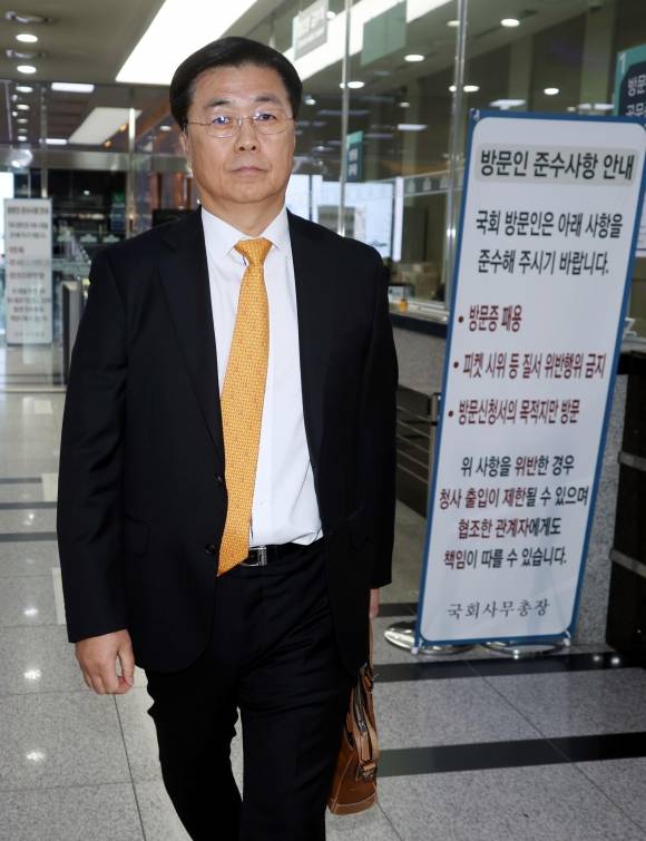 홍장원 국가정보원 1차장이 6일 오후 서울 여의도 국회에서 비상계엄관련 현안보고를 마치고 밖으로 나서고 있다. 이날 홍장원 1차장은 “체포 대상자는 우원식 국회의장, 이재명 더불어민주당 대표, 한동훈 국민의힘 대표, 박찬대 더불어민주당 원내대표, 조국 조국혁신당 대표 등”이라고 밝혔다. 2024.12.06. 뉴시스