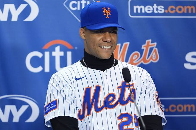 뉴욕 메츠 유니폼을 입고 활짝 웃는 후안 소토. 사진=AP PHOTO
