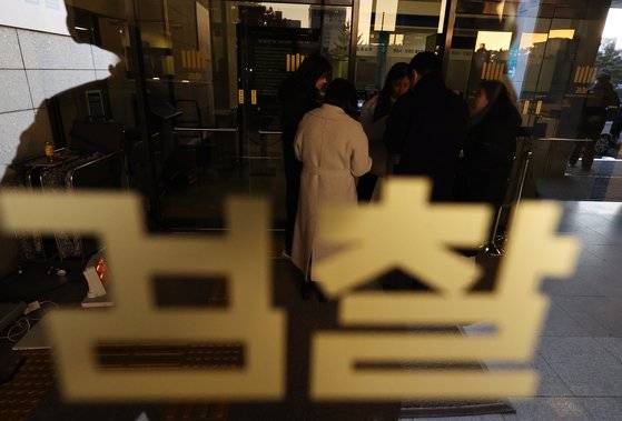 12·3 비상계엄 사태 전말을 수사하고 있는 검찰이 핵심 인물인 김용현 전 국방부 장관을 긴급체포한 가운데 지난 8일 오전 서울중앙지방검찰청에 취재진이 모여 있다. 뉴스1