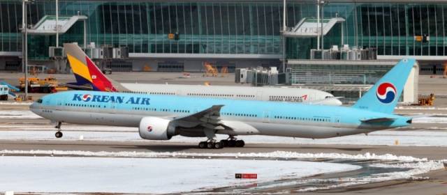 인천국제공항 활주로와 주기장에 보이는 대한항공·아시아나항공 여객기. 연합뉴스