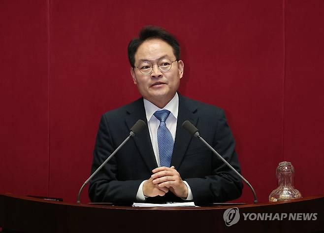 의사진행 발언하는 허영 의원 (서울=연합뉴스) 김주형 기자 = 2일 서울 여의도 국회에서 열린 본회의에서 더불어민주당 허영 의원이 의사진행 발언을 하고 있다. 2024.12.2 kjhpress@yna.co.kr