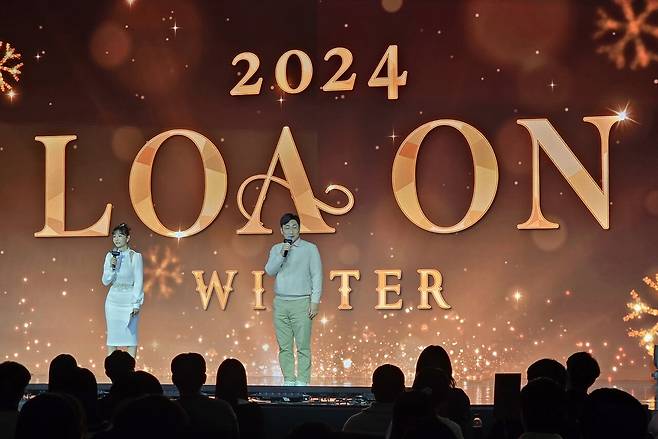 - 로아온 윈터를 진행하는 정소림 캐스터와 전재학 디렉터