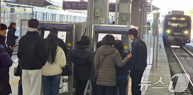 비수도권 최초로 개통된 대구권 광역철도(대경선)가 14일 첫 운행을 시작한 가운데 구미역에서 1회용 승차권 구입을 위해 시민들이 긴 줄을 서고 있다. 2024.12.14/뉴스1 ⓒ News1 정우용 기자