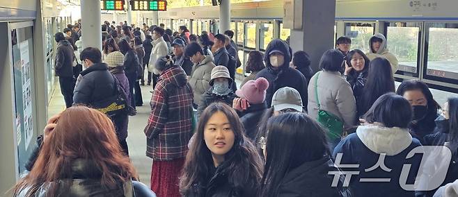 비수도권 최초로 개통된 대구권 광역철도(대경선)가 14일 첫 운행을 시작한 가운데 구미역에서 시민들이 열차를 기다리고 있다. 2024.12.14/뉴스1 ⓒ News1 정우용 기자
