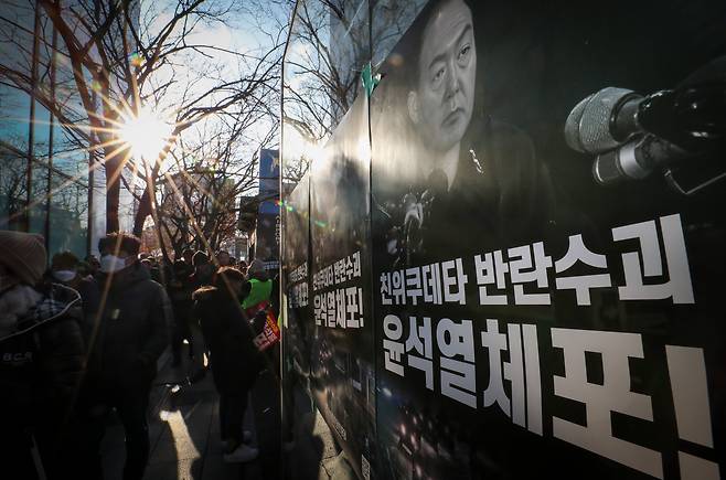윤석열 대통령에 대한 2번째 탄핵소추안 표결이 진행되는 14일 오후 서울 여의도 국회의사당 인근에 윤석열 대통령 탄핵 관련 포스터가 부착돼 있다. /박성원 기자
