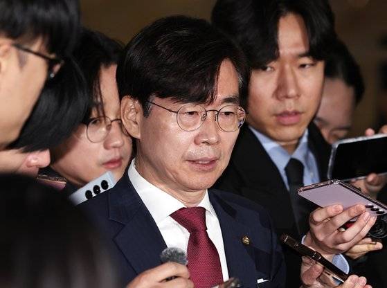 조경태 국민의힘 의원이 14일 오전 서울 여의도 국회에서 열린 의원총회에 참석하고 있다. 뉴스1