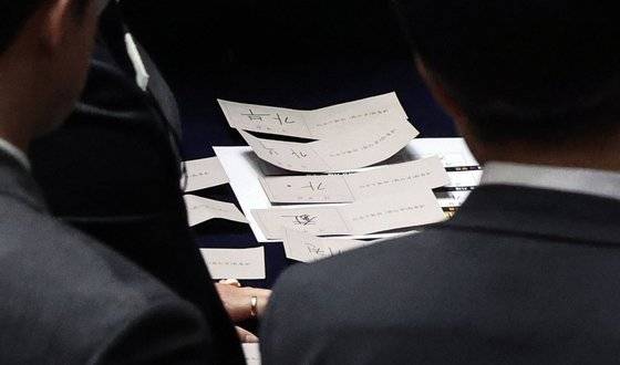 윤석열 대통령 탄핵소추안 투표가 종료된 뒤 감표위원들이 14일 국회 본회의장에서 개표를 하고 있다. 테이블 위에 '가', '부'를 함께 쓰거나 가'' 옆에 점을 찍은 무효표가 놓여져 있다. 김성룡 기자