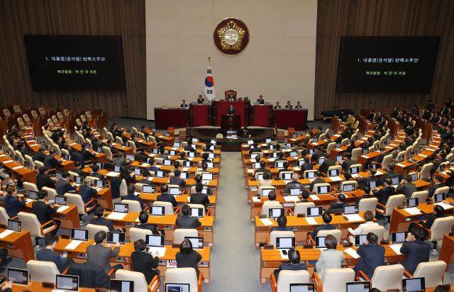 더불어민주당 박찬대 원내대표가 14일 국회에서 열린 본회의에서 대통령 탄핵소추안 제안설명을 하고 있다. 연합뉴스
