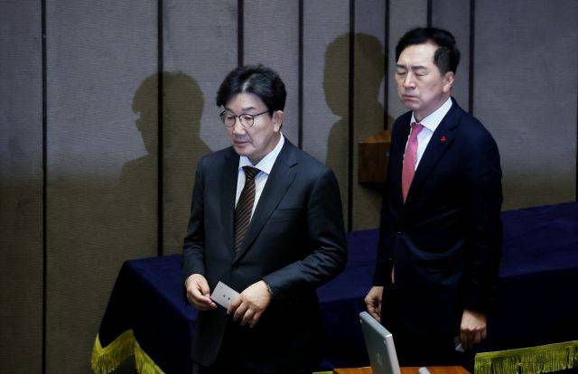 국민의힘 권성동 원내대표가 14일 국회에서 열린 본회의에서 윤석열 대통령 탄핵소추안 투표를 위해 이동하고 있다. 연합뉴스