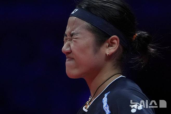 안세영(1위)이 14일(현지시각) 중국 항저우에서 열린 세계배드민턴연맹(BWF) HSBC 월드투어 파이널스 여자 단식 준결승에서 왕즈이(2위·중국)와 경기 중 얼굴을 찡그리고 있다. /사진=뉴시스
