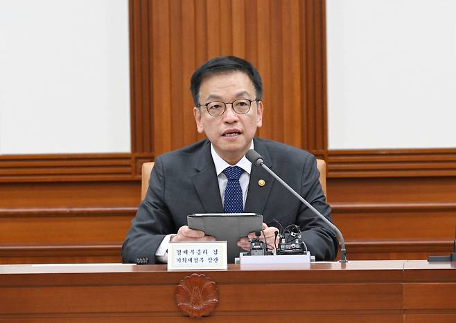 Finance Minister and Deputy Prime Minister Choi Sang-monk speaks during an emergency meeting held with top economy and finance officials at the government complex in Seoul on Sunday. (The Ministry of Economy and Finance)
