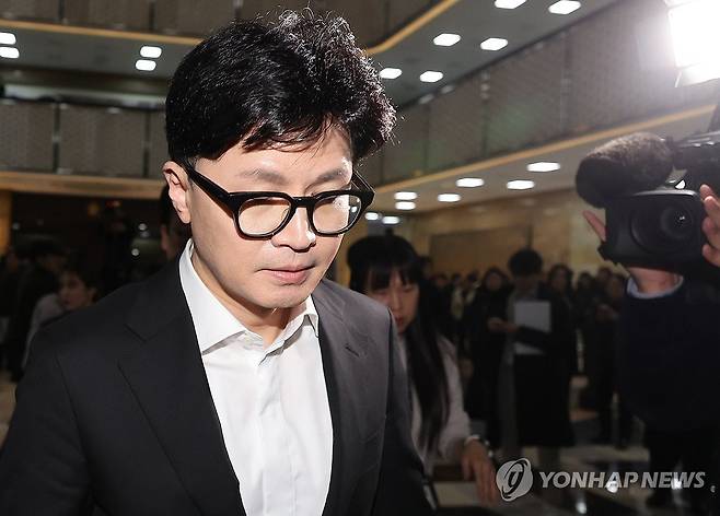 의총장 들어가는 한동훈 대표 (서울=연합뉴스) 박동주 기자 = 국민의힘 한동훈 대표가 14일 오후 윤석열 대통령 탄핵소추안이 가결된 뒤 당 대표실을 나와 의원총회장으로 들어가고 있다. 2024.12.14 pdj6635@yna.co.kr