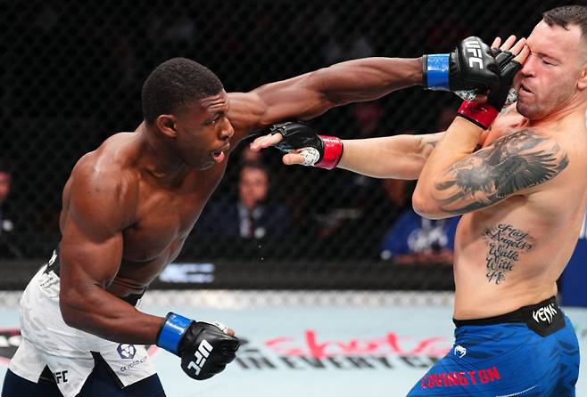 UFC 웰터급 와킨 버클리(왼쪽)가 콜비 코빙턴을 제압했다. 사진=UFC