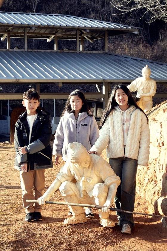 변우빈 학생기자·윤근혜 학생모델·권혜원 학생기자(왼쪽부터)가 철박물관을 찾아 철 생산 역사와 철이 인류 문명에 미친 영향을 살폈다. 철박물관 야외에는 조선시대 제철유적인 경주 용명리 석축형 제철로가 포함된 유구를 옮겨와 전시 중이다.